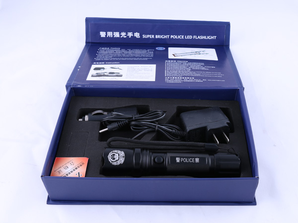一直被低估的非致命警用裝備-警用強光手電